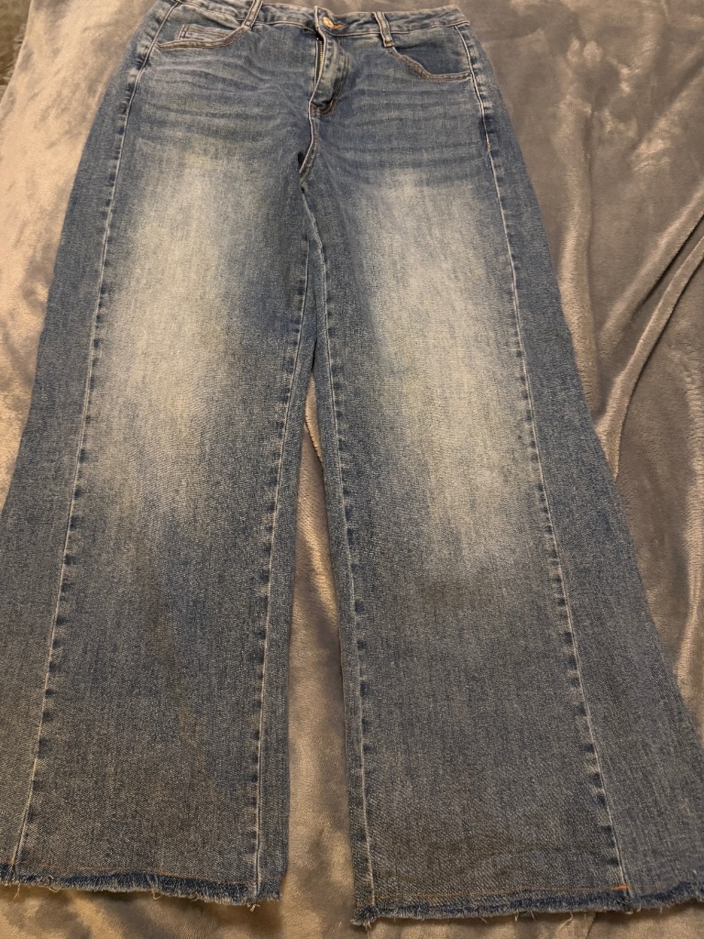 Trendy Queen Women's Size 10 Wide Leg Raw Hem Jeans Medium Wash